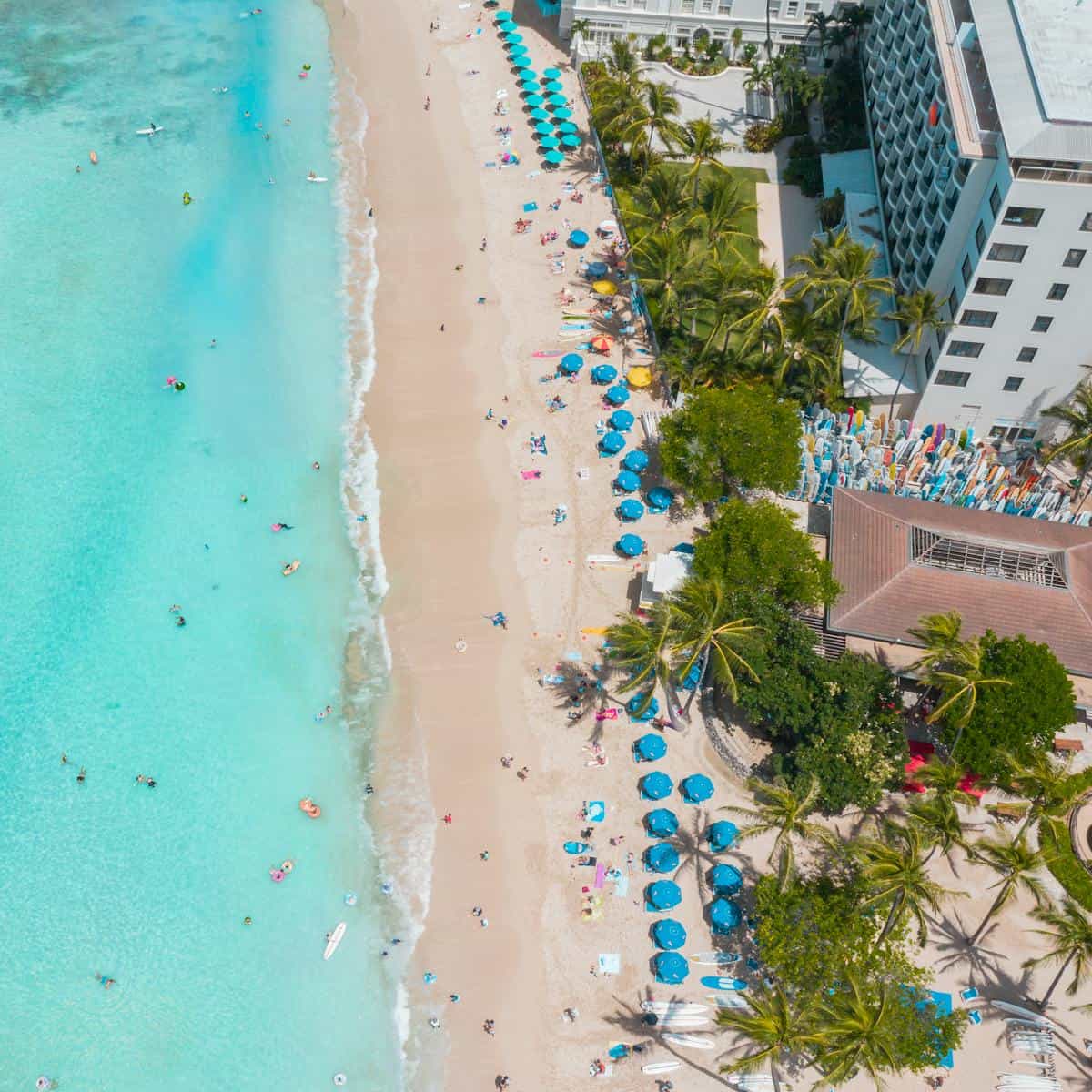 Waikiki Beach on Oahu (photo: Jess Loiterton, Pexels).