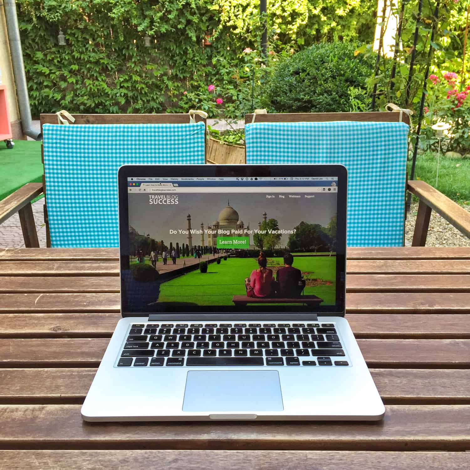 Laptop on an outdoor patio table at Green Tea cafe in Bucharest